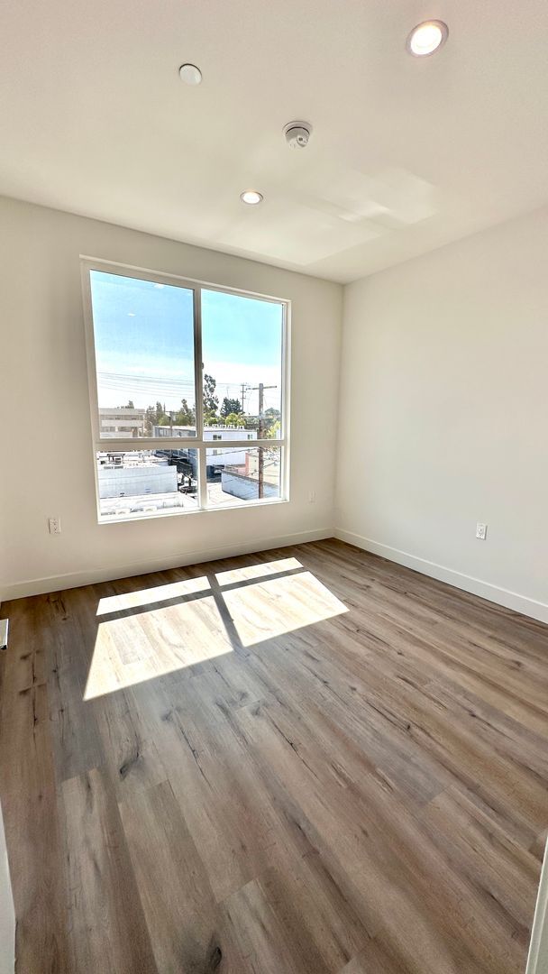 Building Photo - Luxury 2-Bedroom Penthouse with Spacious L...