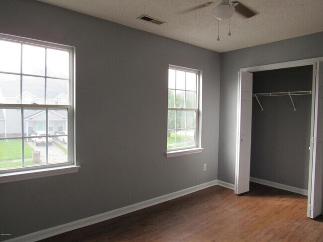 Building Photo - 1073 W Pueblo Dr