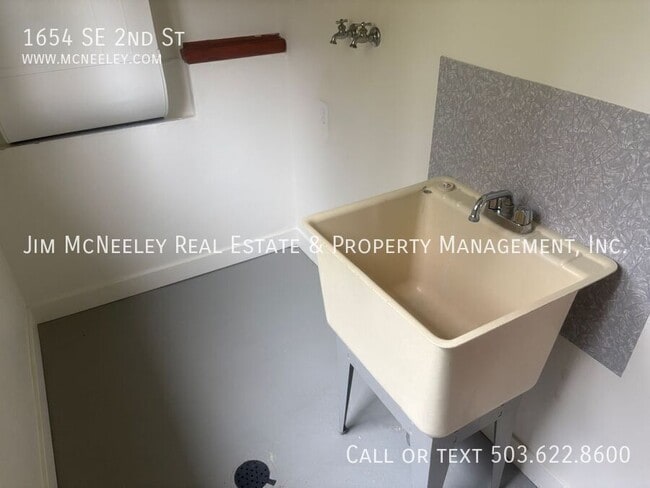 Building Photo - 1654 SE 2nd St