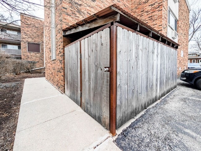 Building Photo - 600 S York St