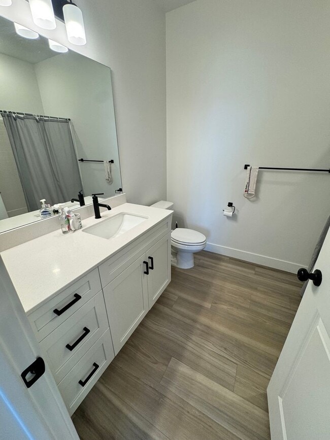 Building Photo - 3 Bed Condo In Desert Color!