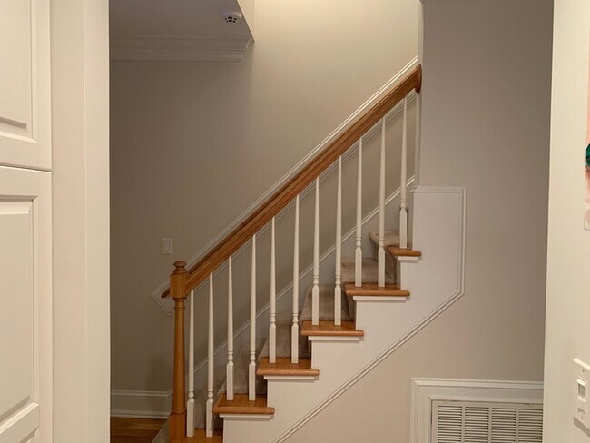 Building Photo - Elegant Townhome between Oakwood and Mordecai