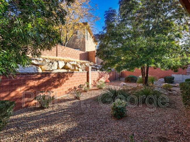 Building Photo - 621 Rolling Hills Dr