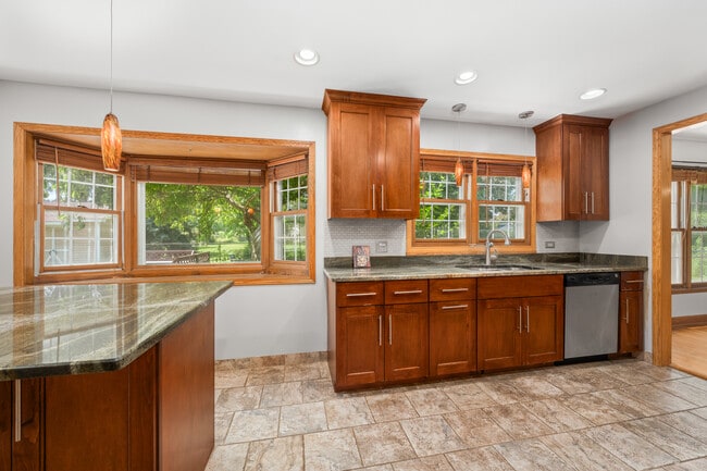 Building Photo - 104 S Knollwood Dr