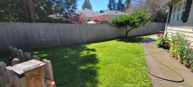 Building Photo - 1102 E Victor St