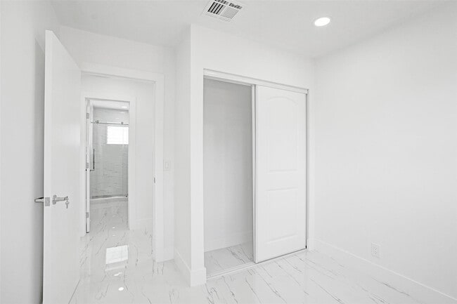 Building Photo - 1437 SW 1st Ave