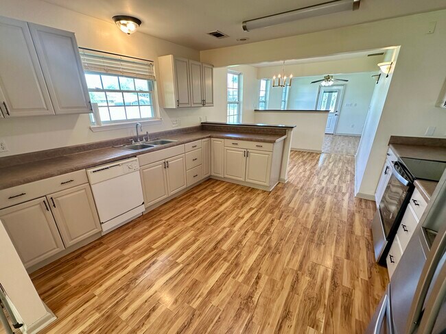 Building Photo - 413 Trist Pl