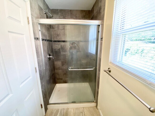 Building Photo - 5 bedroom /2 bath Mins. from UC for $750/pp ($3750/mo)! Off-Street Parking included!