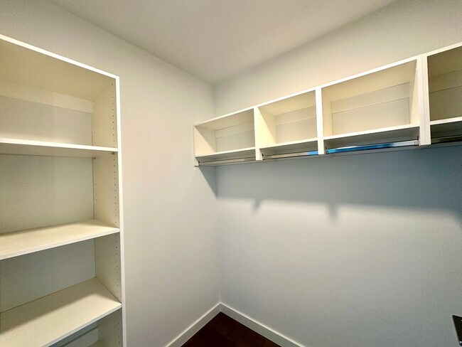 Building Photo - 1Bd/1.5Ba Bellevue Condo