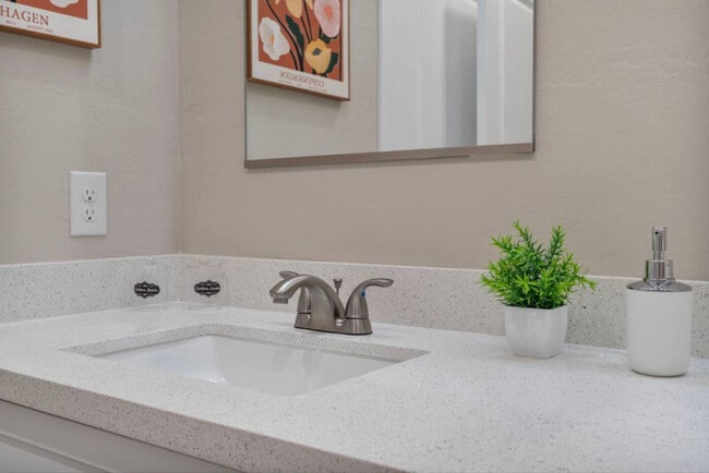 Building Photo - 16601 N Parkview Pl