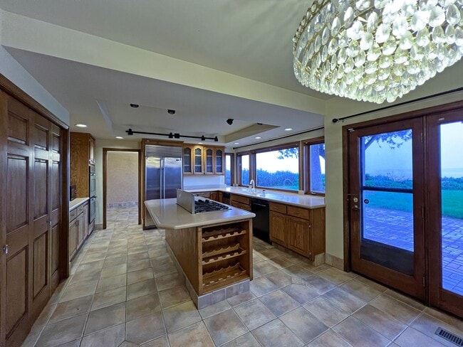 Building Photo - Gated Sound view home Des Moines area, 4 bed plus den 2.5 bath 3900 s/f, Available NOW!!!