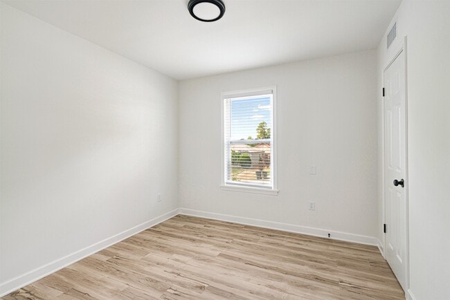 Building Photo - 745 Brakebill Ave