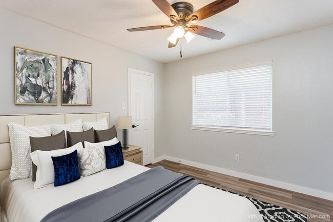 Building Photo - 5211 Bay Pines Dr