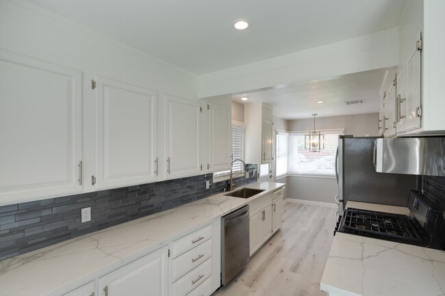 Building Photo - 405 S Fernwood Cir