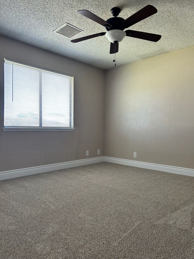 Building Photo - Please contact Vaughn Realty to set up an ...