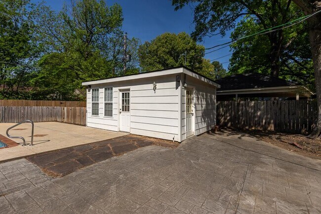 Building Photo - 1539 Brookside Dr