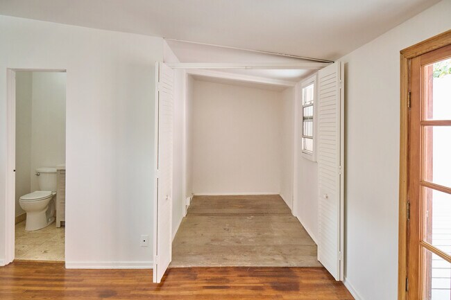 Building Photo - 6148 Glen Holly St