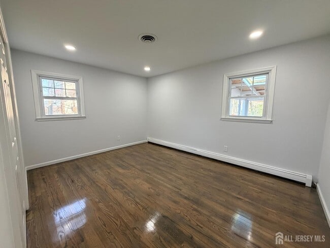 Building Photo - 2460 Woodbridge Ave