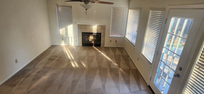 Building Photo - 4 Bedroom Home in Elk Grove