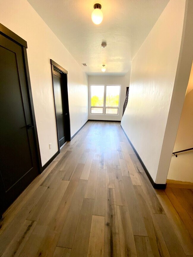 Building Photo - Close to Micron, 3 Bedroom 3 bath w/ a Million Dollar View!