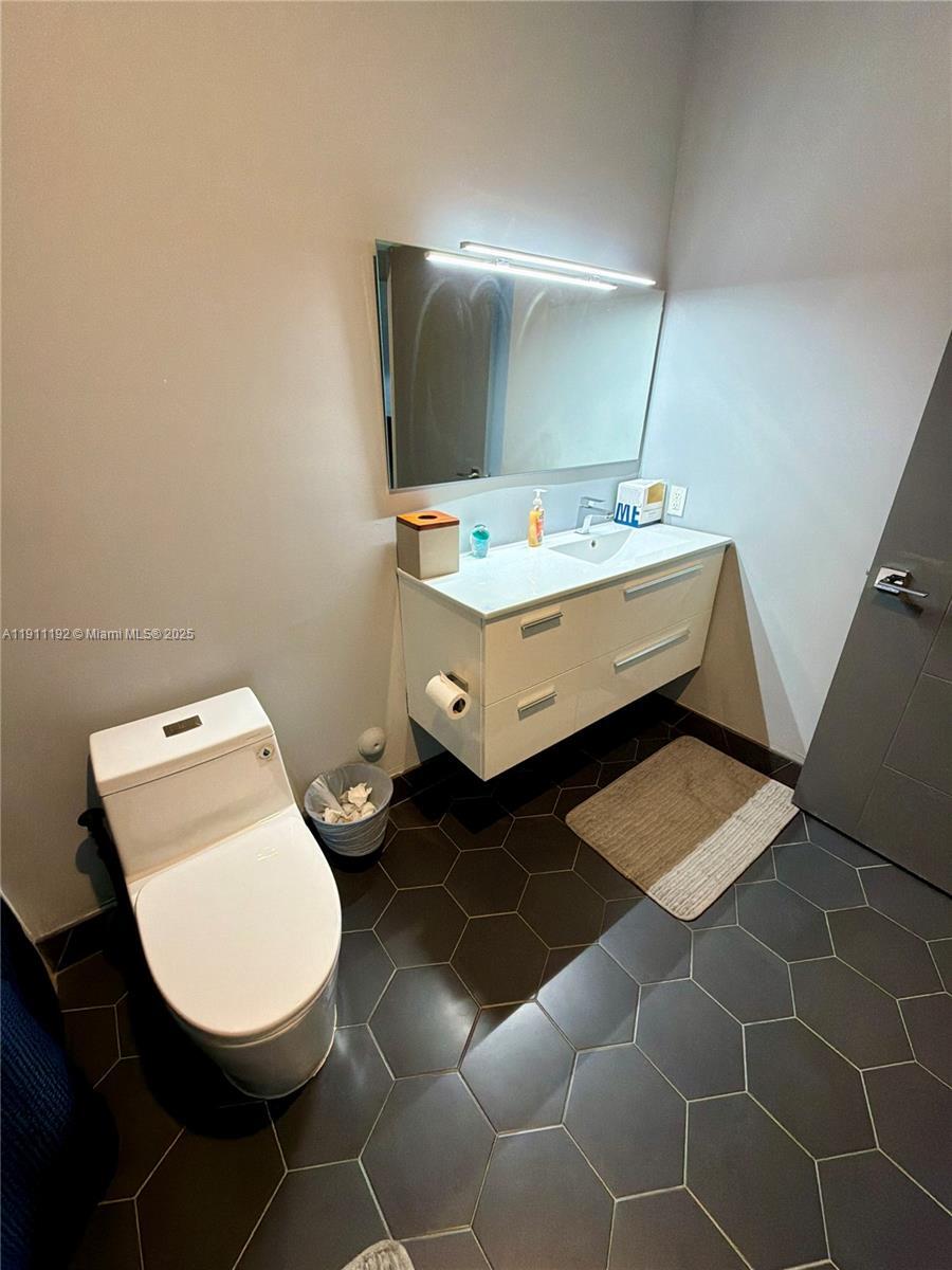 Building Photo - 913 NW 45th Ter