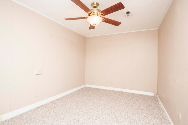 Building Photo - Halls 37938 - 4 bedroom, bath home with 4 garage spaces - Call Susan Niedergeses 865-300-4722