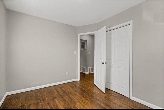 Building Photo - 2 bed one bath very nice house