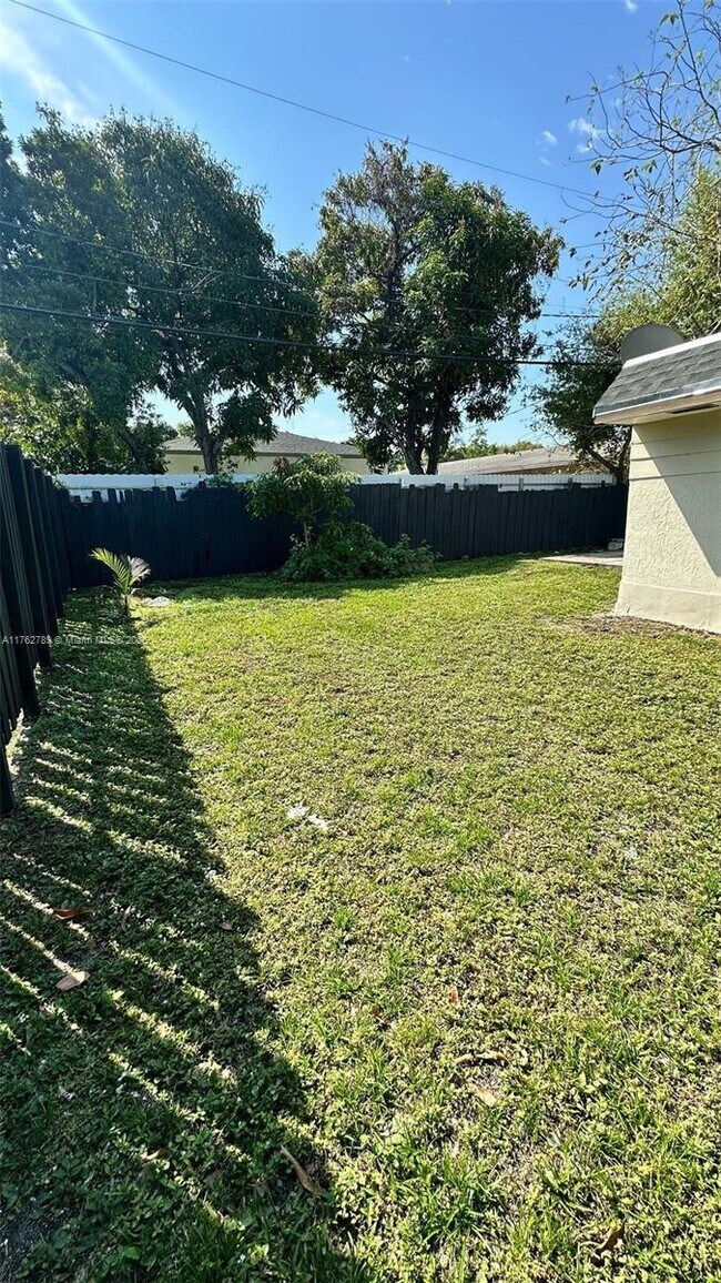 Building Photo - 2 bedroom in Dania FL 33004