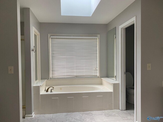 Building Photo - 203 Glenridge Ct SW