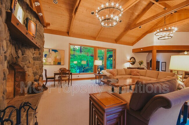 Building Photo - 7079 Lucas Valley Rd