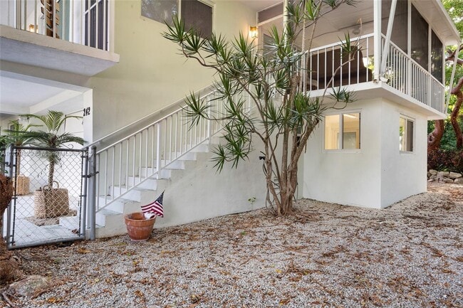 Building Photo - 242 Bougainvillea St