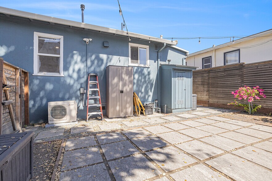 Building Photo - 5040 Melrose Ave