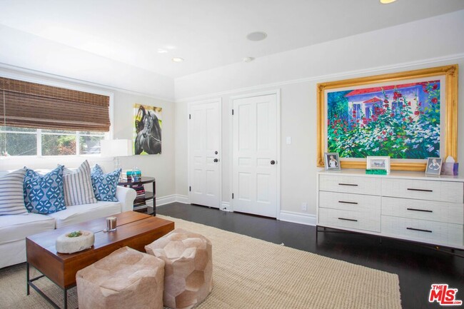 Building Photo - 1515 N Doheny Dr