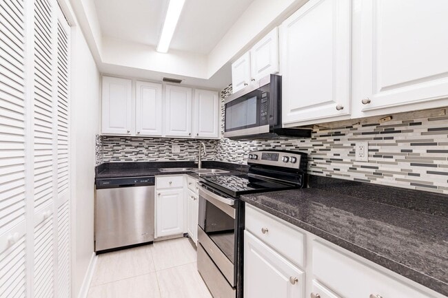Building Photo - 2 Bedroom / 2 Bath Condo