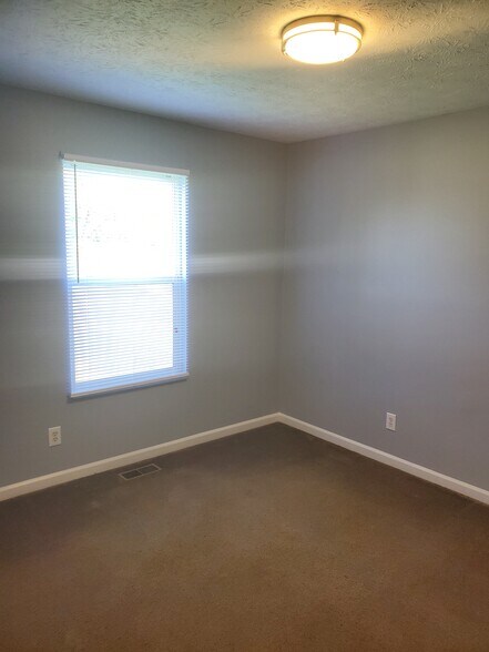 Building Photo - 1907 E Balsam Ct