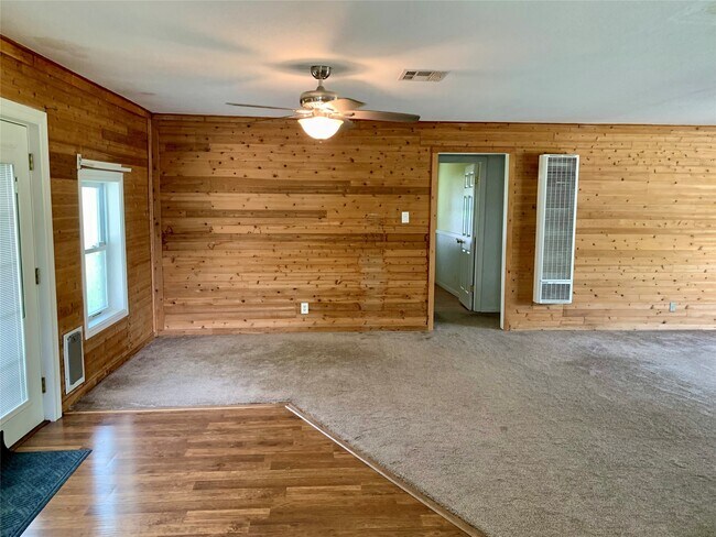 Building Photo - 306 Cres View St