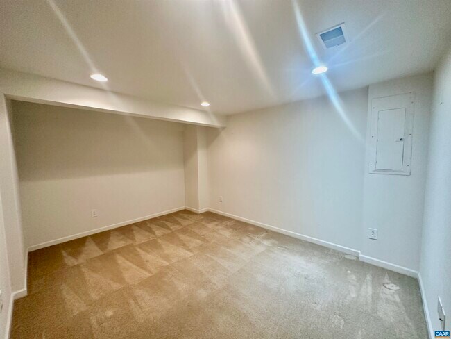 Building Photo - 252 Millstream Dr