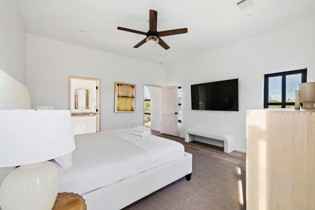 Building Photo - 2701 Bumble Bee Dr