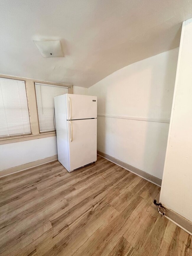 Building Photo - 114 N Plum St