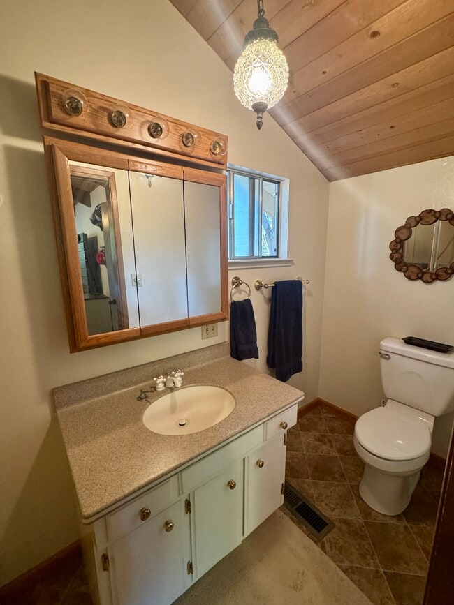 Building Photo - 19380 Pleasantview Dr