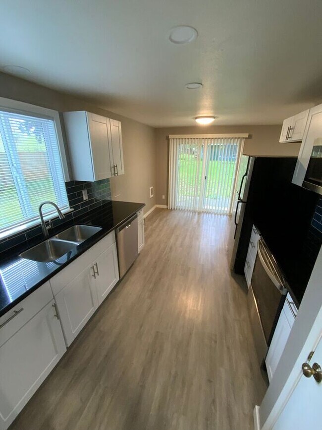 Building Photo - West Olympia 2bdr 1.5bath Townhome w/ garage & parking