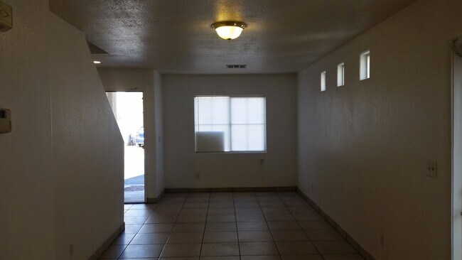 Building Photo - Spacious 4BD/3BA Home with Mountain Views ...