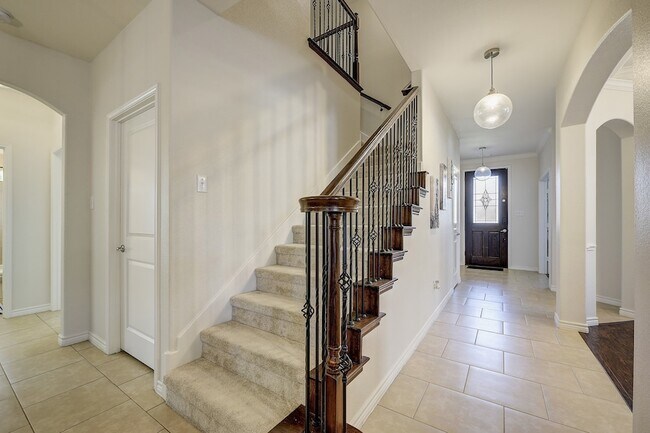 Building Photo - 106 Martingale Trail