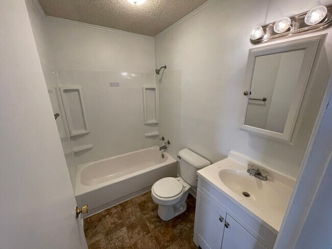 Building Photo - Great Location Private Setting Home For Rent