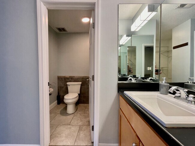 Building Photo - Charming Condo for Rent
