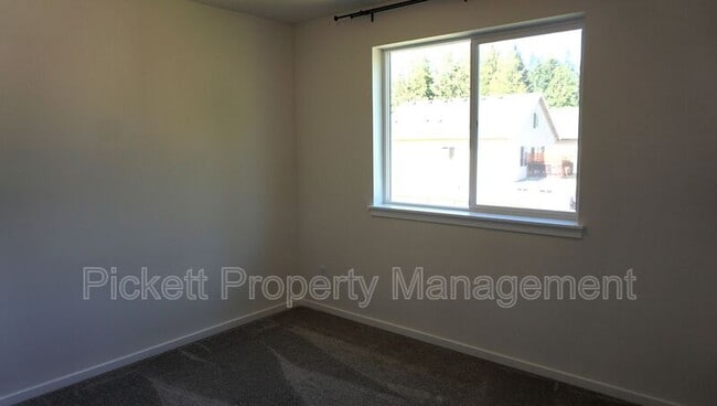 Building Photo - 814 NW Highgarden Dr