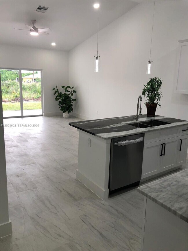 Building Photo - 4568 Golfview Blvd