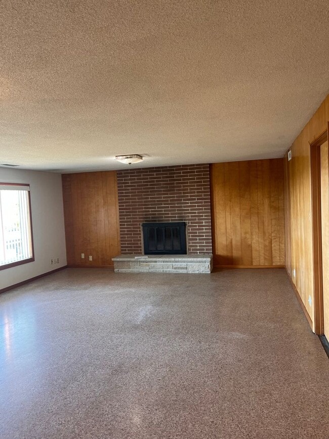 Building Photo - Spacious North Tacoma waterfront Unit with...