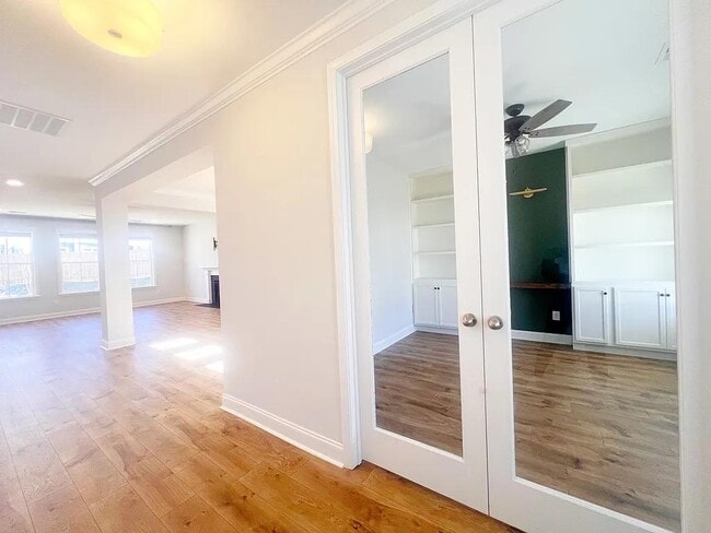 Building Photo - 1105 Cortland Vly