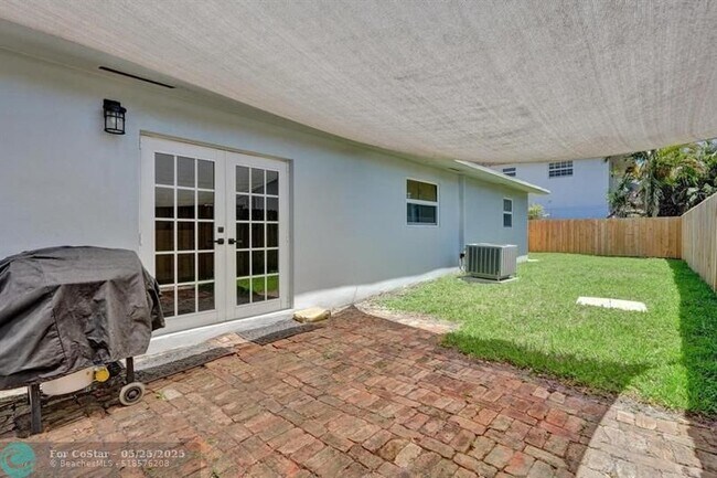Building Photo - 802 SW 12th Ct